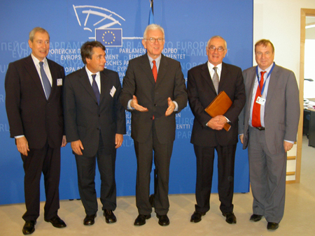 Le président du Parlement européen, Hans Gert Pöttering, entouré des  présidents de la MEPLF dont Jacques Pélissard (AMF),  Michel Destot (AMGVF), Martin Malvy (APVF) et Bruno Bourg-Broc (FMVM) – 12 novembre 2008.